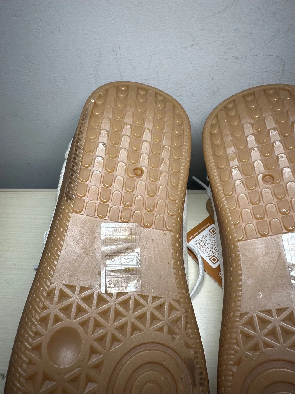 Project Cloud New cream and Black Low-Top retro style Sneakers